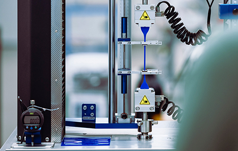 Macchina per prove di trazione nel laboratorio di controllo qualità