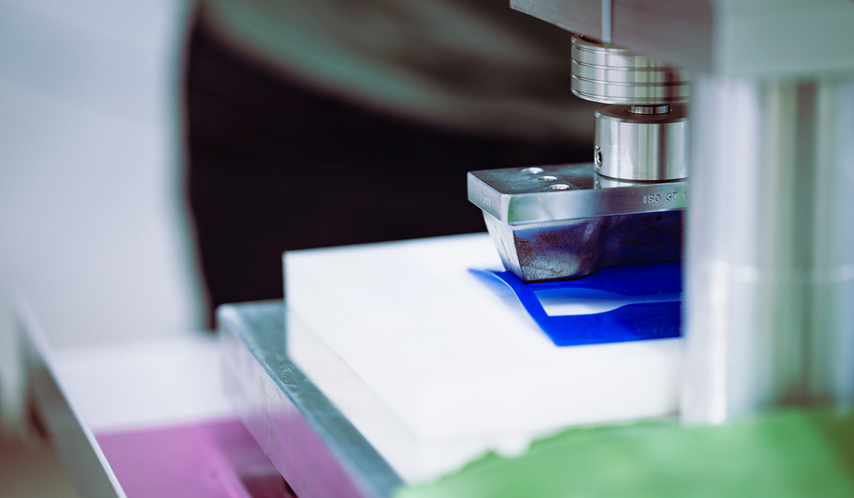 Fustellatura di una lastra in silicone in reparto