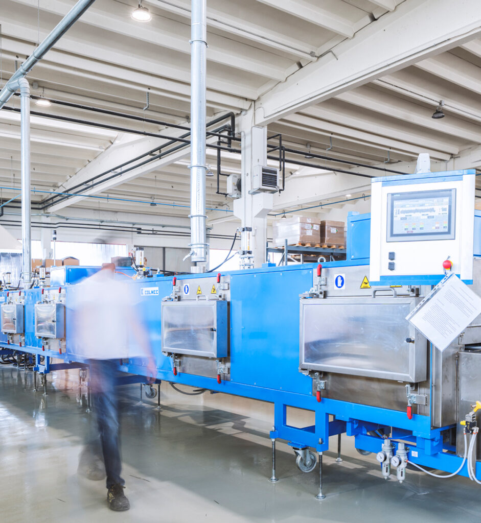 Linea produttiva nel reparto Ti.Emme.Ti con operatore in movimento