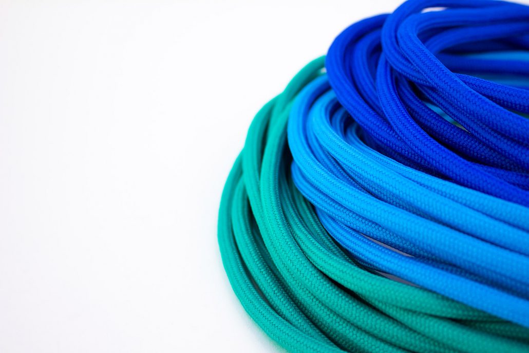 Cavi rivestiti in tessuto azzurro, blu e verde acqua