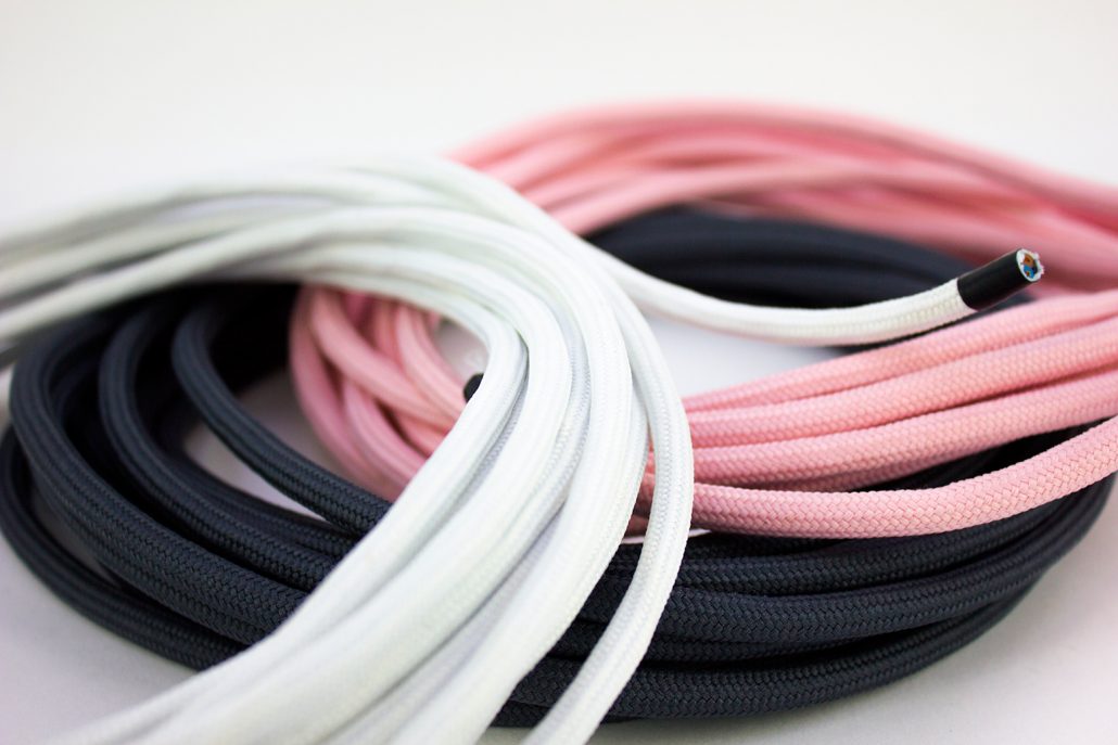 Cavi rivestiti in tessuto rosa, bianco e grigio scuro