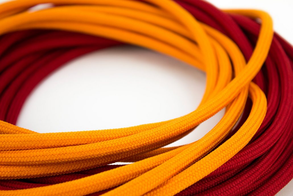 Cavi rivestiti in tessuto rosso e arancione