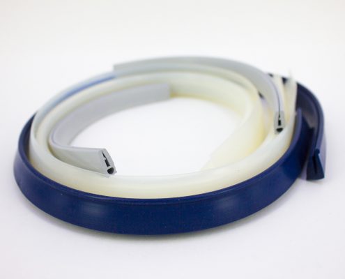 Profili estrusi in silicone bianco, grigio e blu