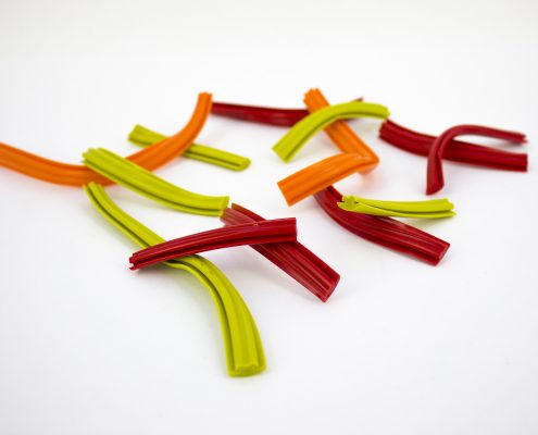 Profili estrusi in silicone giallo, arancione e rosso